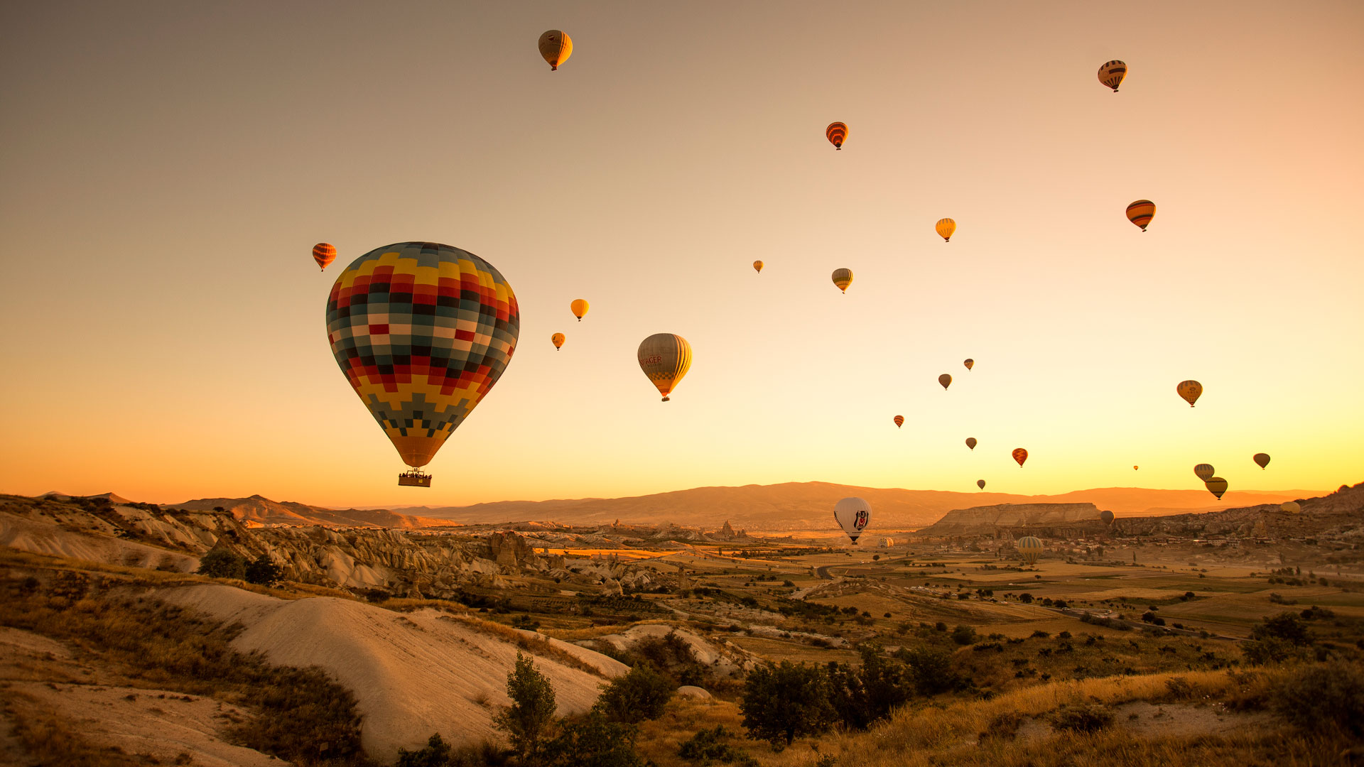 Balões sobre a Capadócia ao nascer do sol, na Turquia