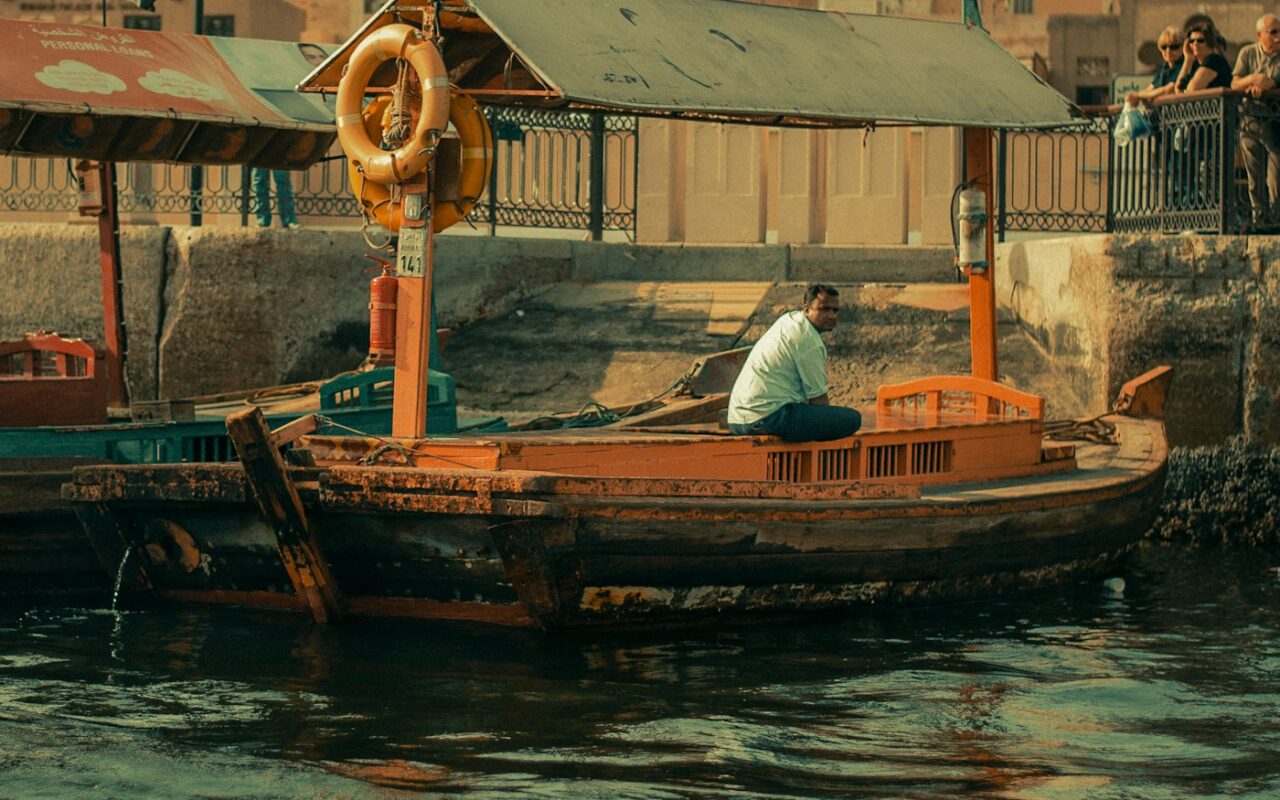 Barco abra tradicional no Dubai Creek, em Dubai