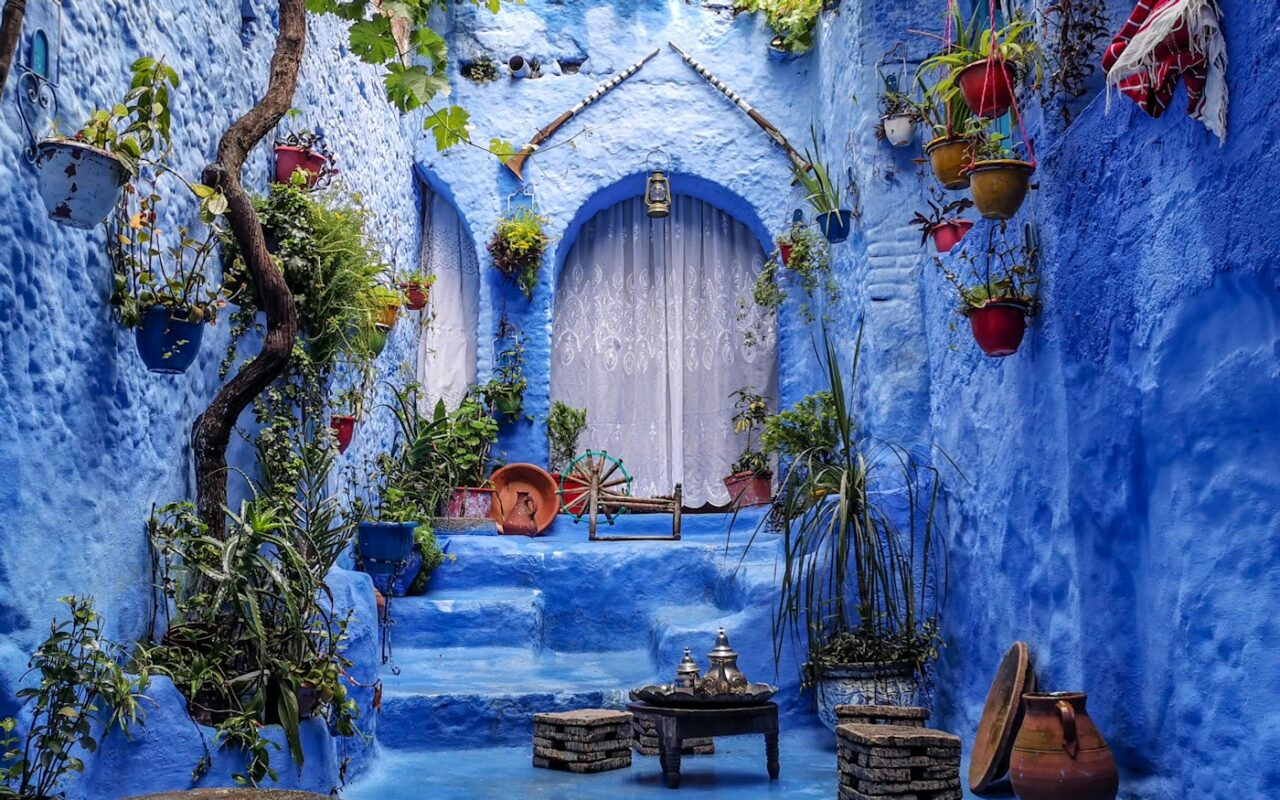 Pátio azul com vasos de plantas em Chefchaouen, a cidade azul do Marrocos