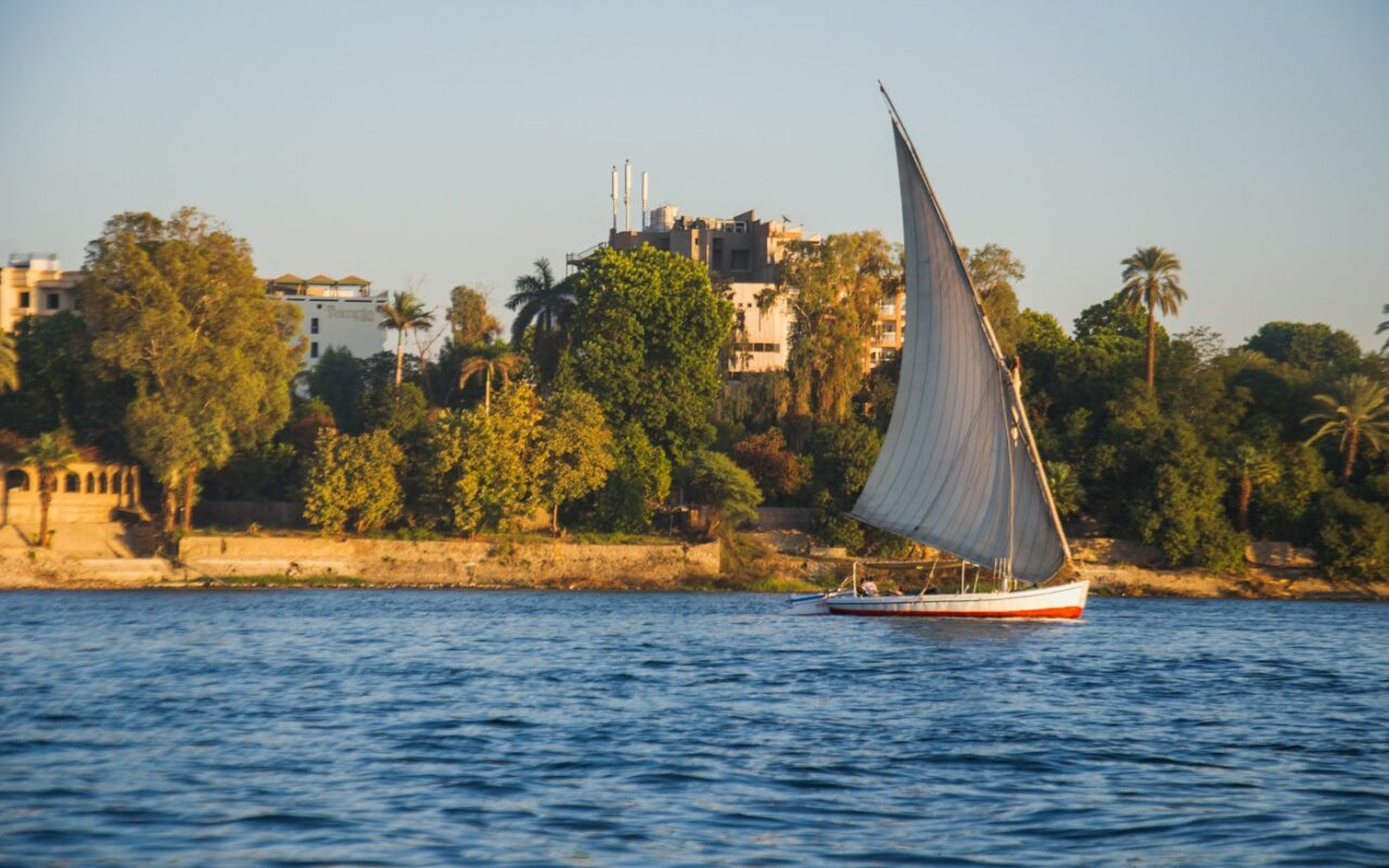 Felucca navegando no Rio Nilo, no Egito