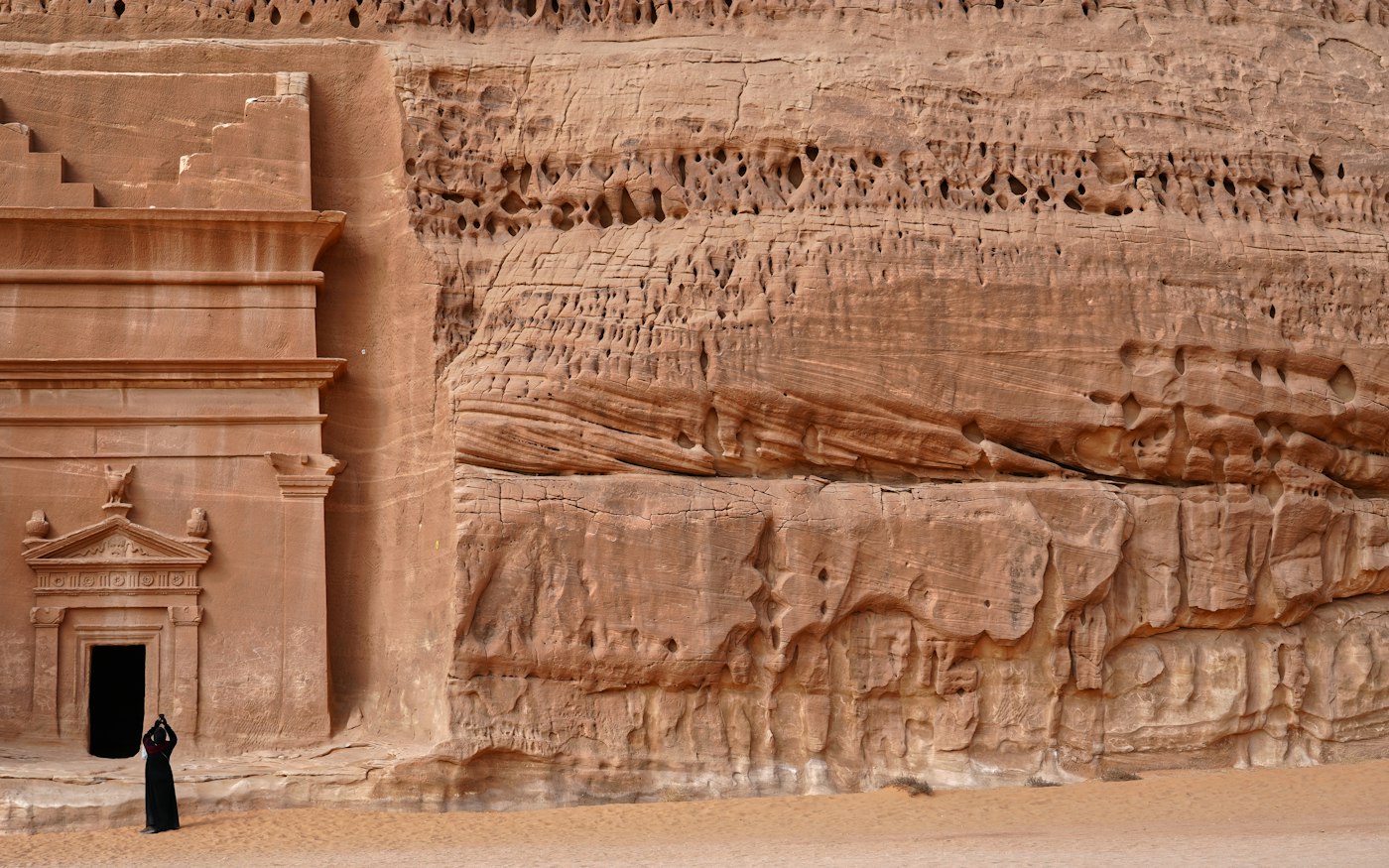 Túmulo nabateu esculpido na rocha em Hegra, AlUla, Arábia Saudita